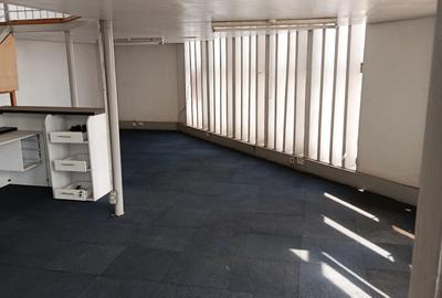 934 ft² Commercial Property with Service Charge Included at Baricho Road - 2