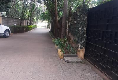4 Bed House with En Suite in Lavington - 3