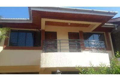 5 Bed House with En Suite at Lavington