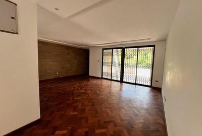 5 Bed Villa with En Suite in Lavington