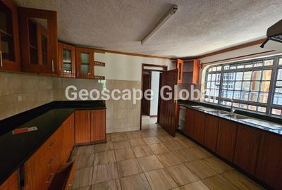 5 Bed House with En Suite in Nyari