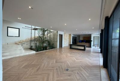 5 Bed Townhouse with En Suite in Brookside