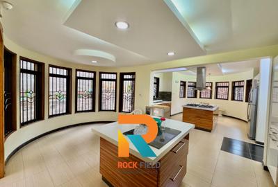 5 Bed Townhouse with En Suite in Kyuna