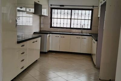 4 Bed Villa with En Suite at Parklands - 2