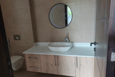 5 Bed Townhouse with En Suite at Lavington - 4