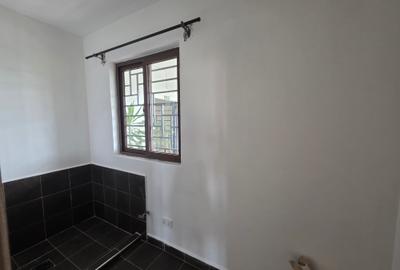 1 Bed Apartment with En Suite at Lantana Road - 3