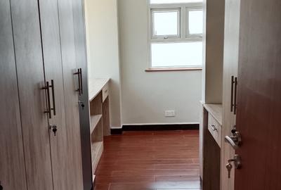 4 Bed Apartment with En Suite in Parklands - 4