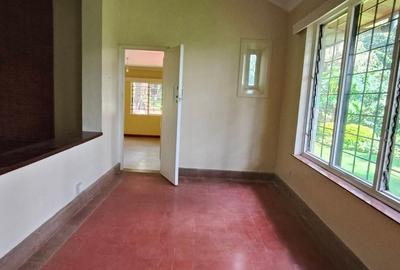 4 Bed House with En Suite in Rosslyn - 3