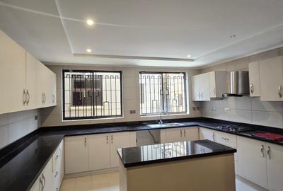 5 Bed Townhouse with En Suite at Lavington Green - 4