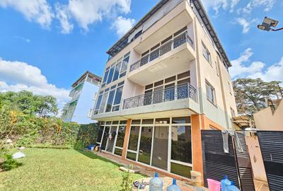 5 Bed House with En Suite in Lavington