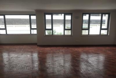 3 Bed Apartment with En Suite in Riverside