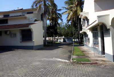 7 Bed Townhouse with En Suite at Greenwood Drive - 4
