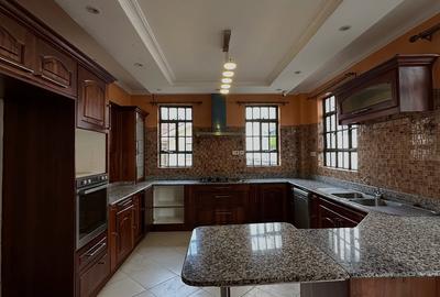 6 Bed Townhouse with En Suite at Othaya Road - 4