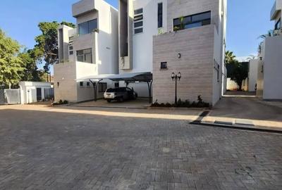 5 Bed Townhouse with En Suite at Lavington Green