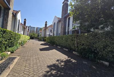 4 Bed House with En Suite in Lavington - 3