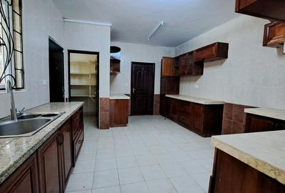 5 Bed Townhouse with En Suite at Washika Road