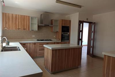 5 Bed Townhouse with En Suite in Lavington