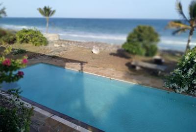 4 Bed Villa with En Suite in Bofa - 2