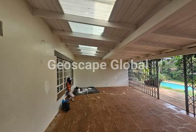 5 Bed House with En Suite in Ridgeways - 4