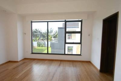 4 Bed Townhouse with En Suite in Ridgeways - 2