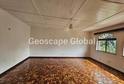 5 Bed House with En Suite in Nyari