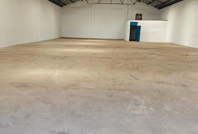 20,000 ft² Warehouse with Parking in Industrial Area