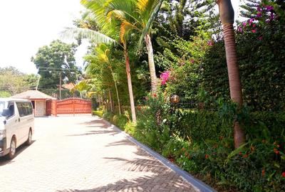 5 Bed Townhouse with En Suite at James Gichuru Road - 4