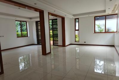 6 Bed Townhouse with En Suite at Lavington - 2
