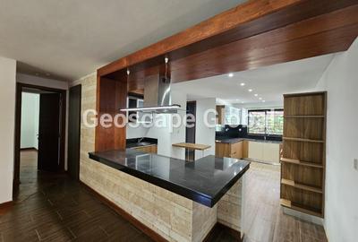 5 Bed House with En Suite in Runda