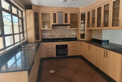 5 Bed Townhouse with En Suite at Lavington - 2