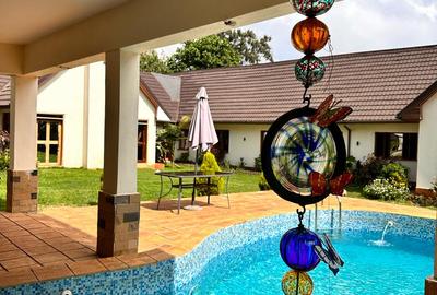 7 Bed House with En Suite in Ridgeways - 2