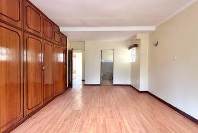 5 Bed Townhouse with En Suite in Lavington - 4