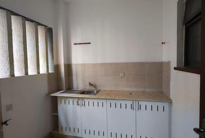 2 Bed Apartment with En Suite in Rhapta Road