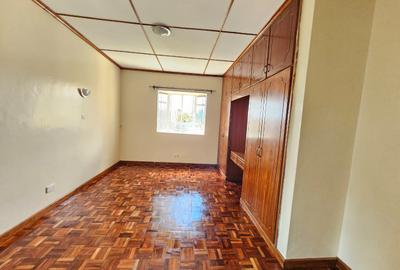 6 Bed House with En Suite in Runda