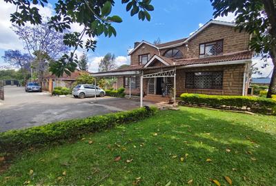 5 Bed House with En Suite at Lavington Green - 2