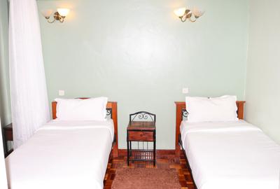 Serviced 2 Bed Apartment with En Suite at Parklands - 4