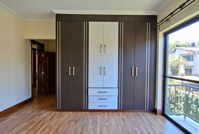 4 Bed Villa with En Suite at Westlands - 4