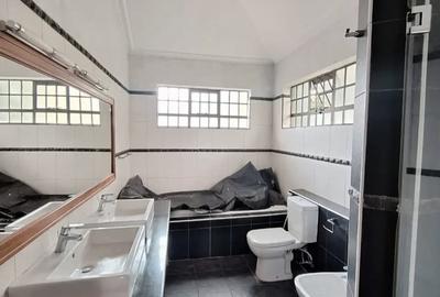 4 Bed Townhouse with En Suite in Spring Valley - 3