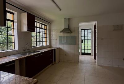 4 Bed House with En Suite at Lavington Mall - 4