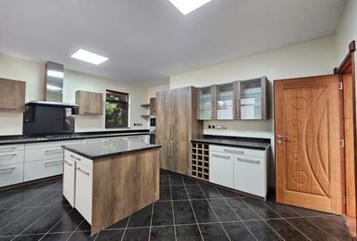 5 Bed Townhouse with En Suite in Lavington