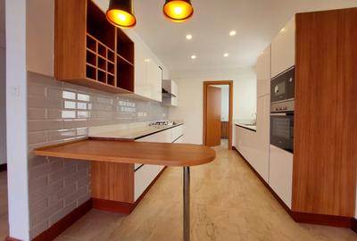 4 Bed Apartment with En Suite in Parklands - 3