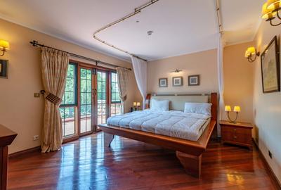 4 Bed House with En Suite in Ridgeways - 2