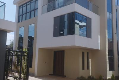 5 Bed Townhouse with En Suite in Lavington