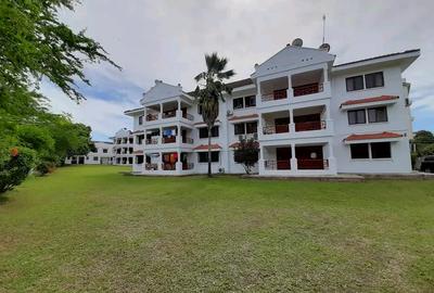 3 Bed Apartment with En Suite at Links Road - 4