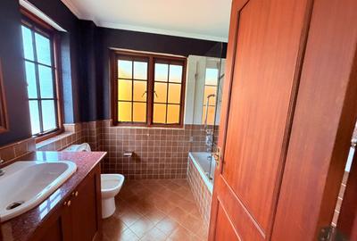 5 Bed Townhouse with En Suite at General Mathenge - 3