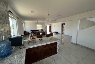 4 Bed House with En Suite at Hr83
