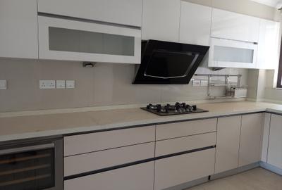 3 Bed Apartment with En Suite in Riverside