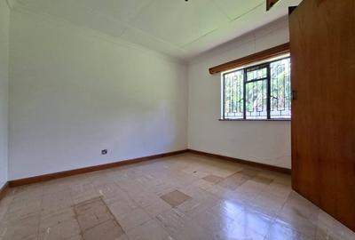 4 Bed House with En Suite at Crescent - 3