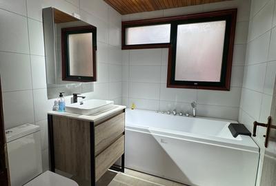 Serviced 2 Bed Apartment with En Suite in Kileleshwa