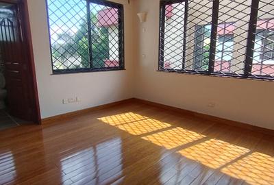 5 Bed Townhouse with En Suite at Lavington - 4